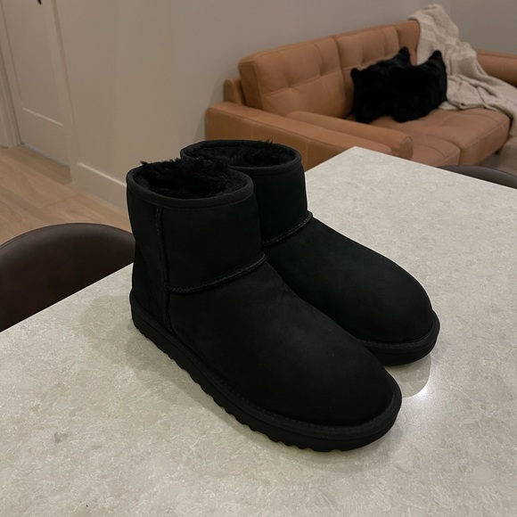 New UGG Women’s Black Classic Mini II Boot, Size US 7 - Picture 10 of 13